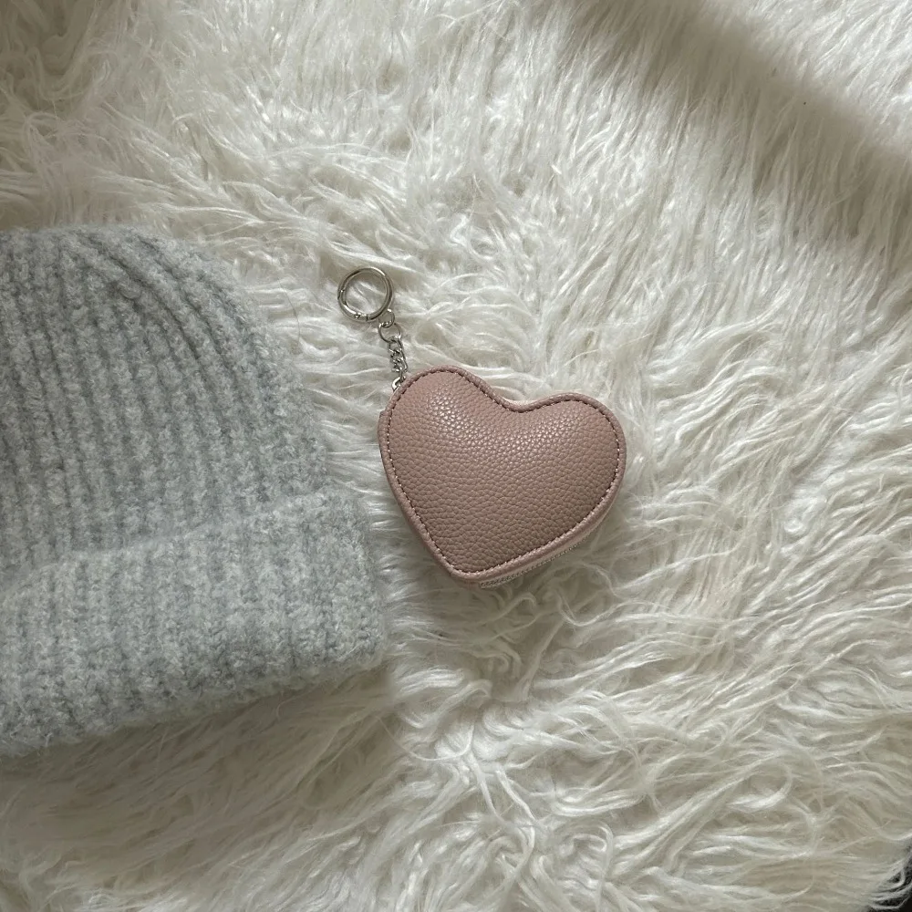 Fashion Pendant PU Leather Coin Purse Zipper Card Bag Heart Shape Wallet with Keychain Korean Style Earphone Bag Female
Fashion Pendant PU Leather Coin Purse Zipper Card Bag Heart Shape Wallet with Keychain Korean Style Earphone Bag Female