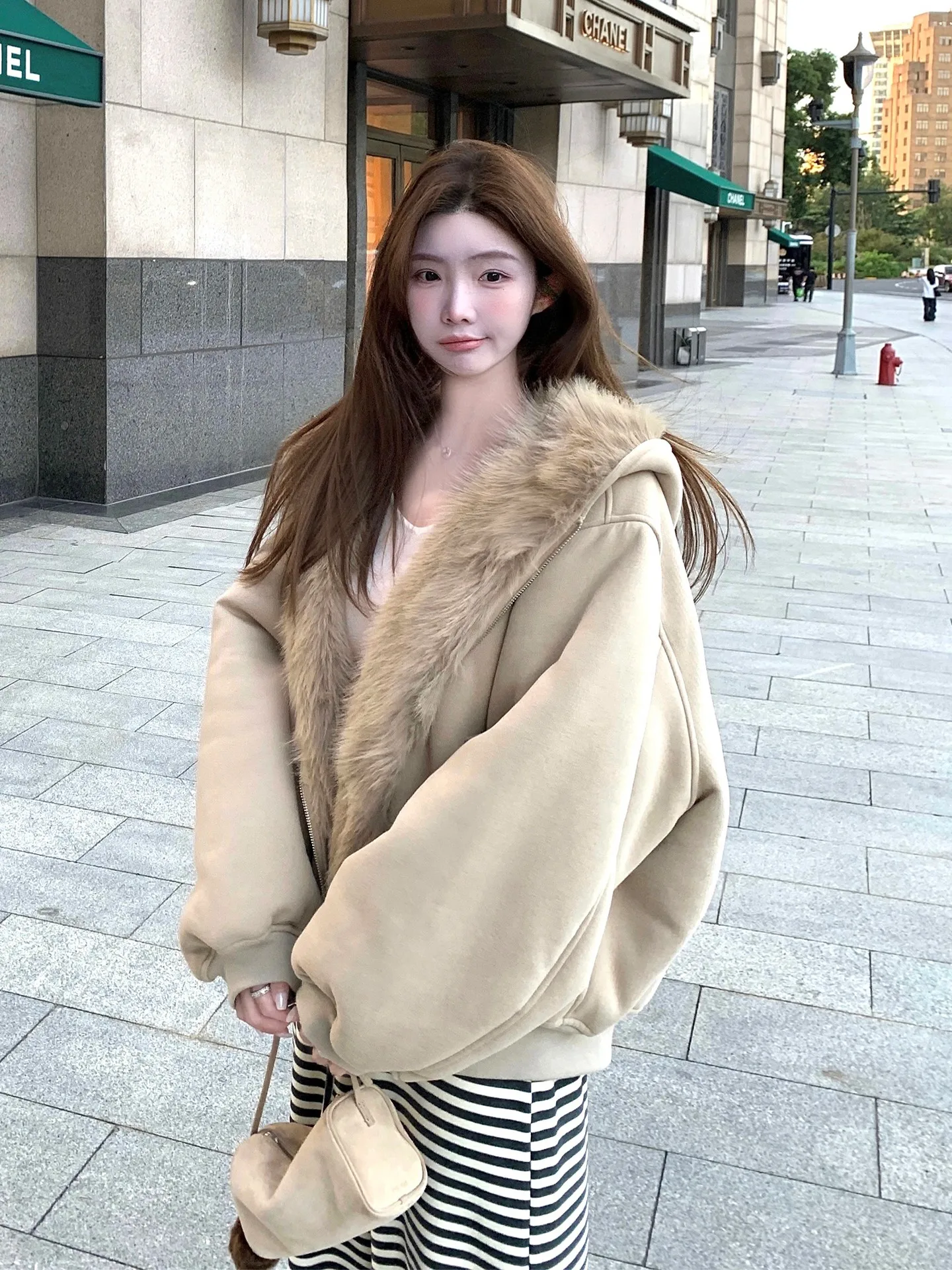 Double-Sided Wear Lamb Fur Jacket Women Winter 2025 New American Retro Leather Fur Integrated Hooded Cotton Top Coat
Double-Sided Wear Lamb Fur Jacket Women Winter 2025 New American Retro Leather Fur Integrated Hooded Cotton Top Coat