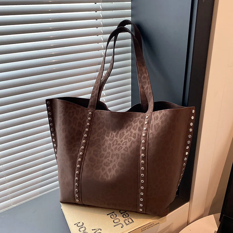 Tote Bags for Women Large Capacity Deer Skin Velvet Women Shoulder Bags Leopard Print Rivet Underarm Bag Designer Bags Сумка Sac
Tote Bags for Women Large Capacity Deer Skin Velvet Women Shoulder Bags Leopard Print Rivet Underarm Bag Designer Bags Сумка Sac