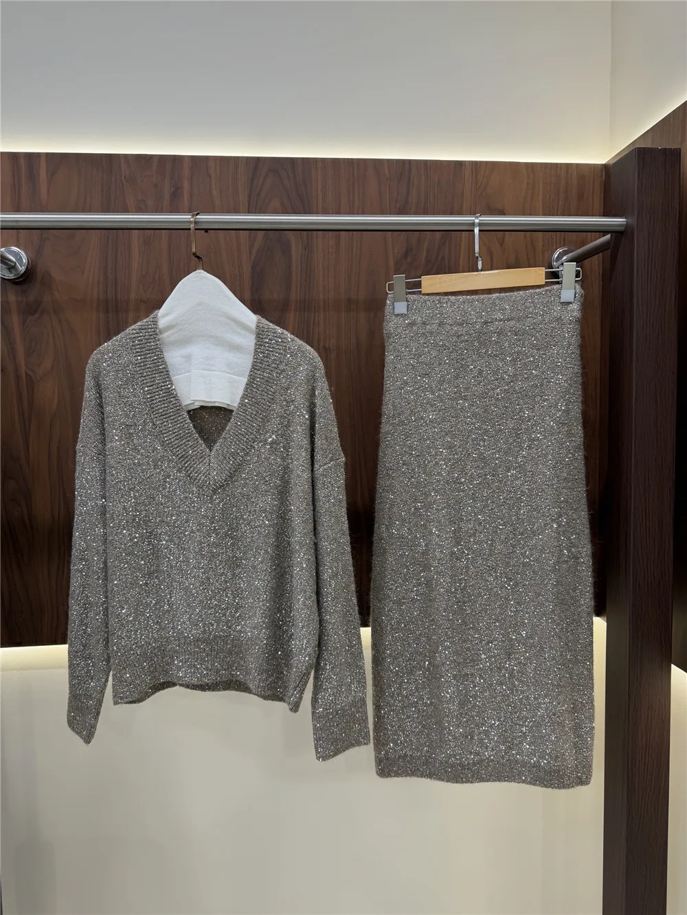 Heavy Sequin V-Neck Knit Pullover Top and Elastic Waist Straight-Cut Midi Skirt Set
Heavy Sequin V-Neck Knit Pullover Top and Elastic Waist Straight-Cut Midi Skirt Set