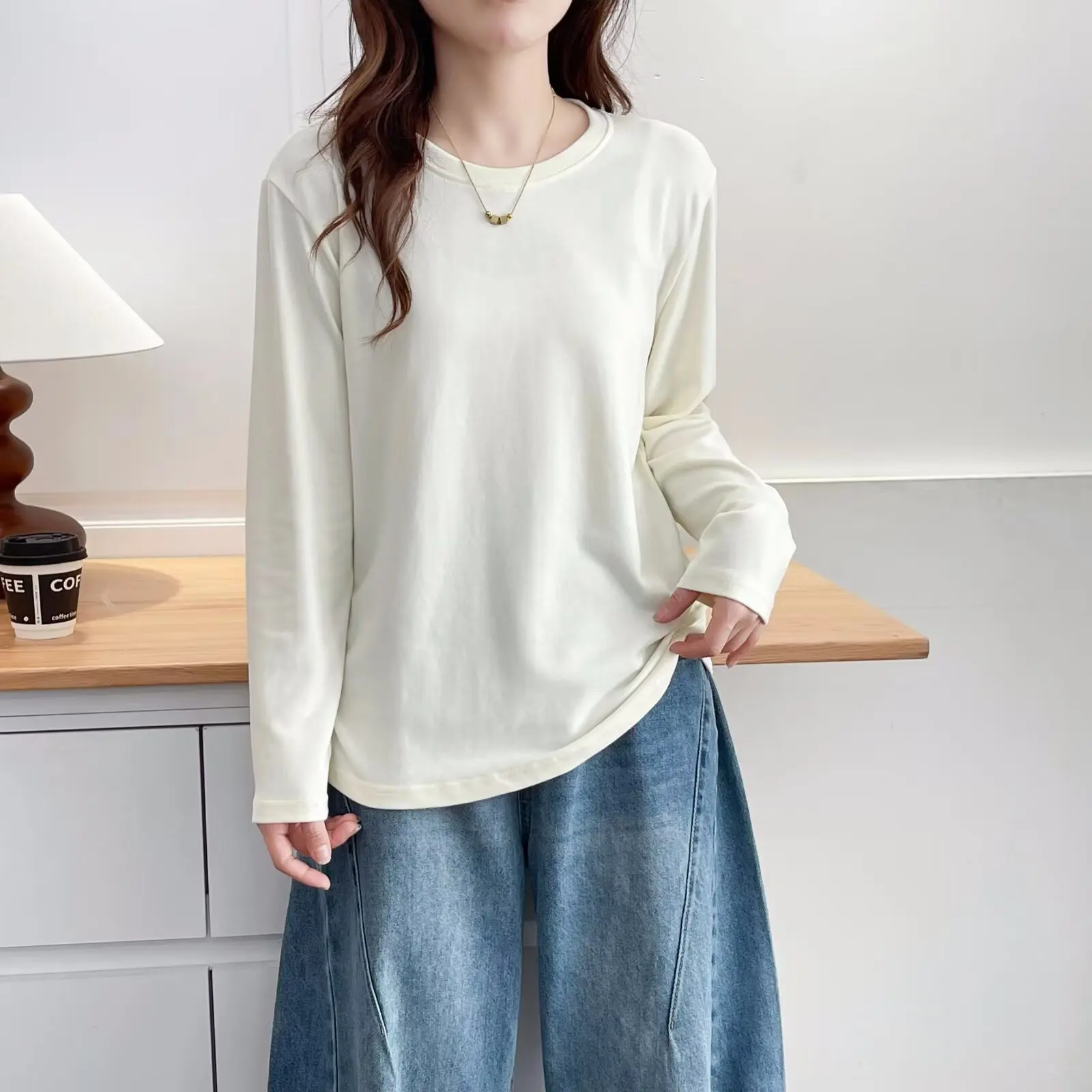 Модная женская футболка больших размеров, осенние новые простые базовые однотонные топы с длинными рукавами и складками на талии 992
Модная женская футболка больших размеров, осенние новые простые базовые однотонные топы с длинными рукавами и складками на талии 992