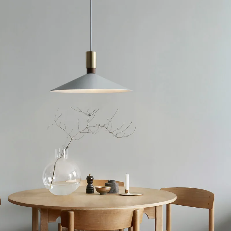 Modern minimalist pendant light, black shop, single head dining room, circular bar counter, dining table light
Modern minimalist pendant light, black shop, single head dining room, circular bar counter, dining table light