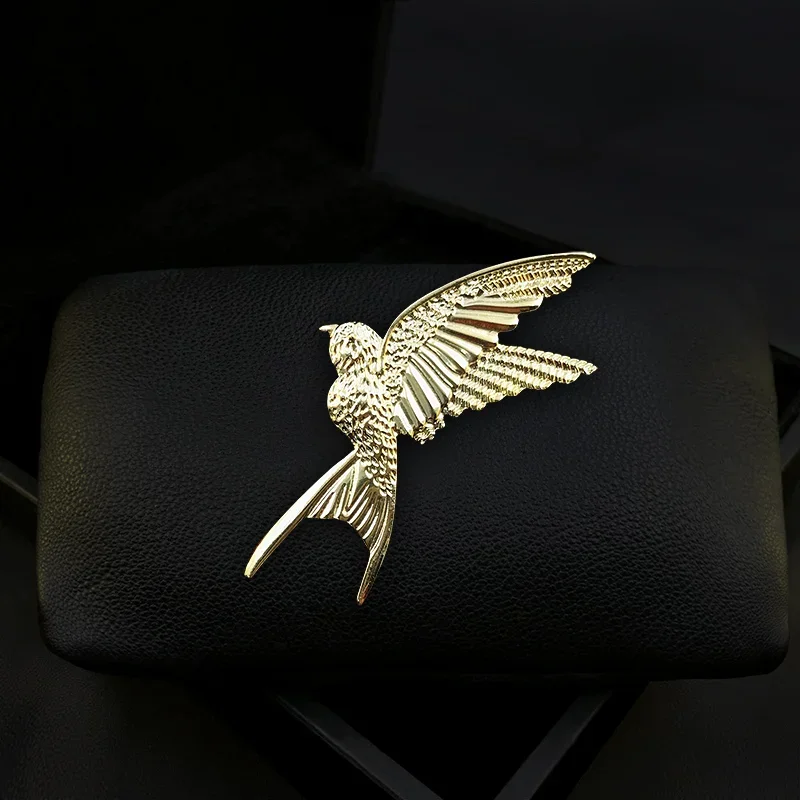 High-End Simple Bird Brooch Men's Suit Exquisite Swallow Pin Luxury Animal Neckline Buckle Coat Accessories Jewelry Badge Gifts
High-End Simple Bird Brooch Men's Suit Exquisite Swallow Pin Luxury Animal Neckline Buckle Coat Accessories Jewelry Badge Gifts