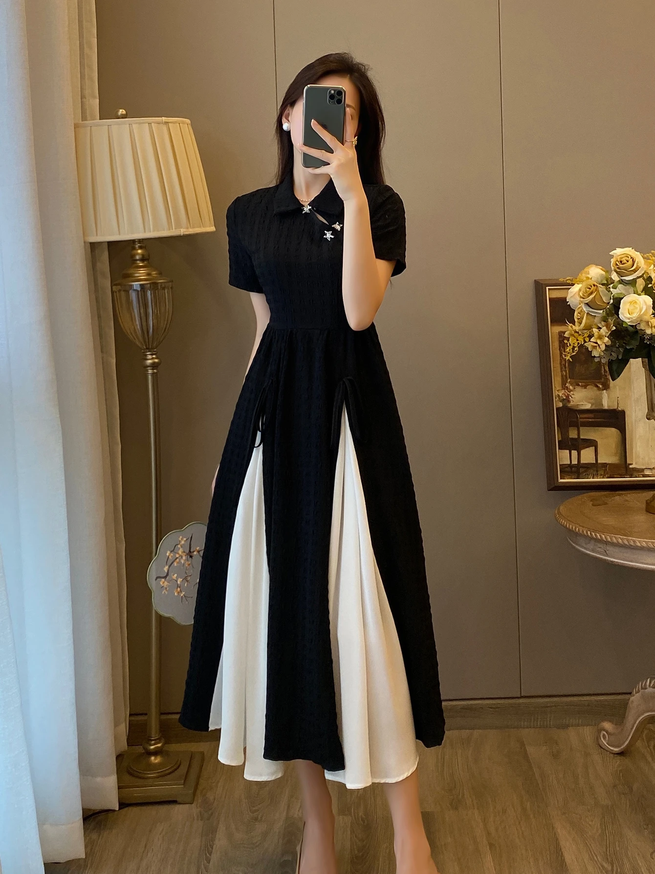 Retro Chinese-style improved cheongsam women's high-end design sense Hepburn style black dress high waist and thin temperament
Retro Chinese-style improved cheongsam women's high-end design sense Hepburn style black dress high waist and thin temperament
