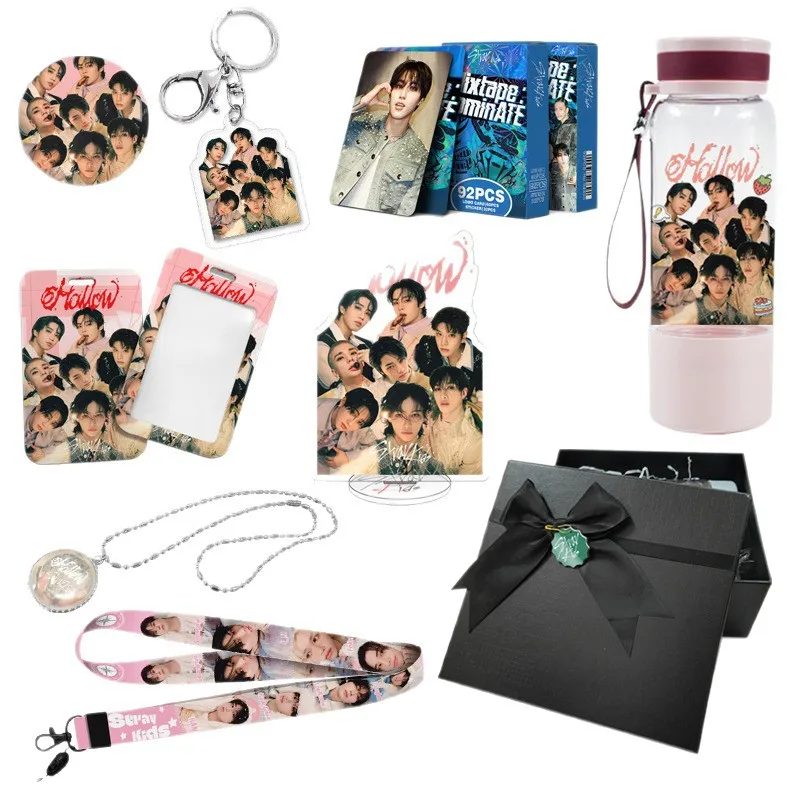 K-pop Hit SKZOO Stray Kids Подарочный набор товаров: акриловые брелки, чашки для воды, мини-карты, подставки, бейджи, держатели для карт
K-pop Hit SKZOO Stray Kids Подарочный набор товаров: акриловые брелки, чашки для воды, мини-карты, подставки, бейджи, держатели для карт
