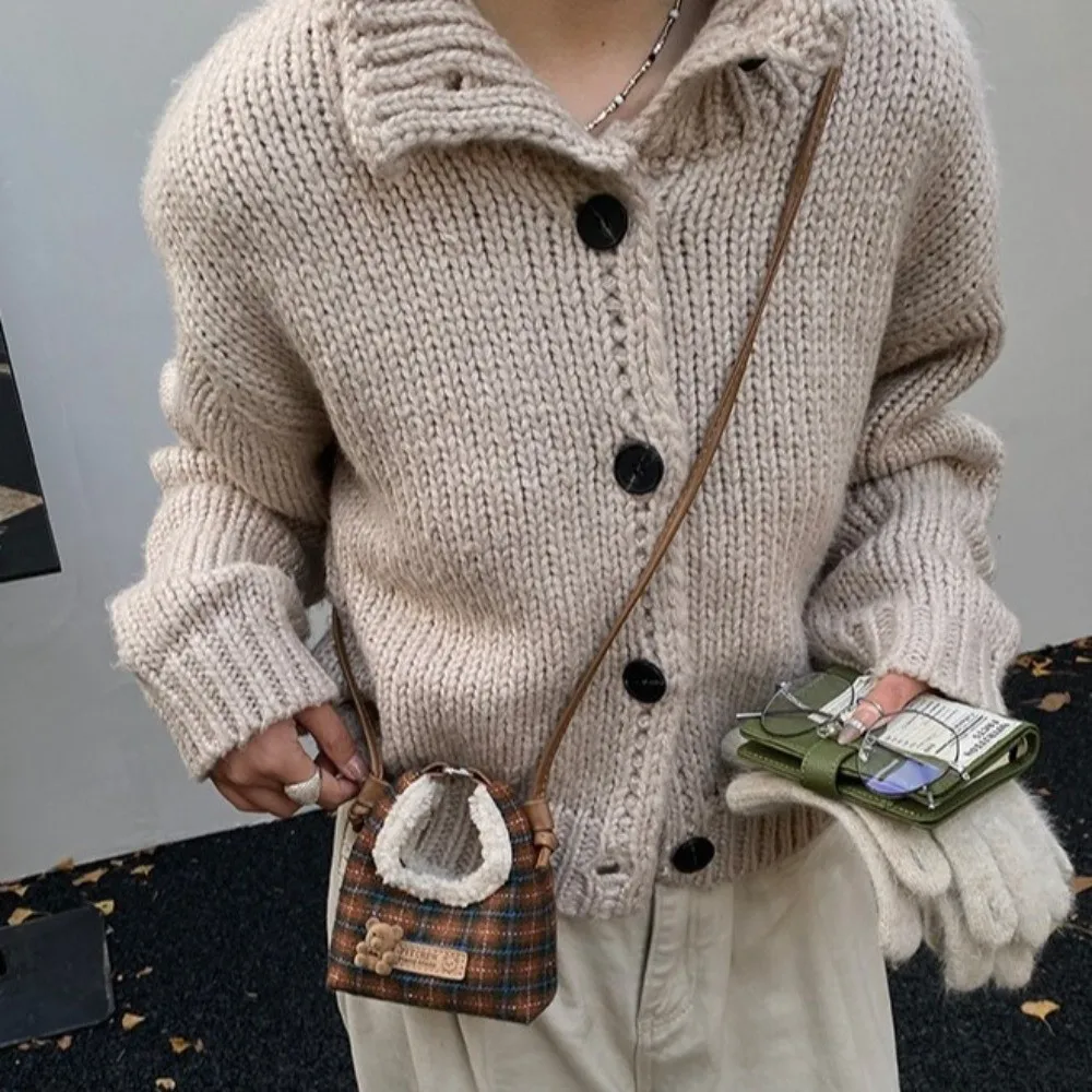 Мягкая винтажная клетчатая сумка через плечо с медведем, изысканная мини-сумка с клецками, маленькая вместительная универсальная женская сумка на плечо с героями мультфильмов
Мягкая винтажная клетчатая сумка через плечо с медведем, изысканная мини-сумка с клецками, маленькая вместительная универсальная женская сумка на плечо с героями мультфильмов