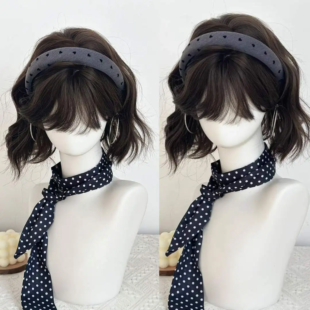 Черный, чайный, коричневый, короткий синтетический парик Лолиты с челкой для женщин и девочек, натуральные волнистые вьющиеся парики, волосы для рождественского использования, термостойкие
Черный, чайный, коричневый, короткий синтетический парик Лолиты с челкой для женщин и девочек, натуральные волнистые вьющиеся парики, волосы для рождественского использования, термостойкие