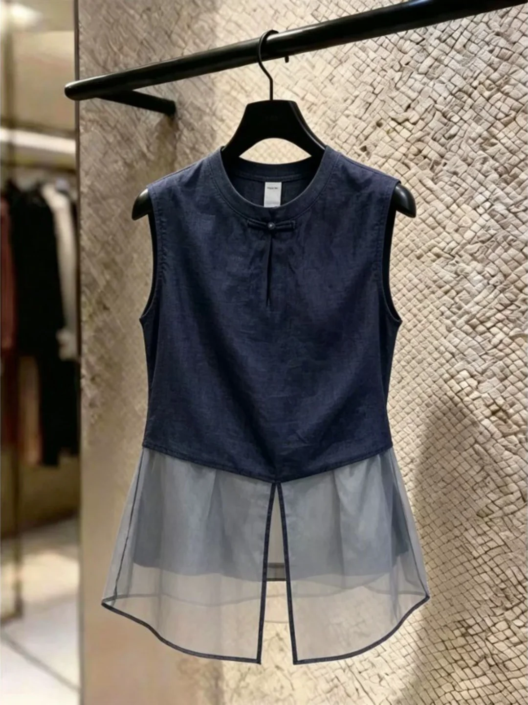 Elegant New Chinese Style Sleeveless Vest Women's Fashion Summer Mesh Splicing Top round Neck Short Length Color
Elegant New Chinese Style Sleeveless Vest Women's Fashion Summer Mesh Splicing Top round Neck Short Length Color