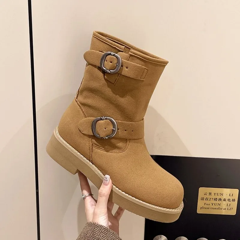 Новинка 2025, осенне-зимние замшевые женские ботинки, модные женские ботинки до середины икры с пряжкой и квадратным носком, рабочие ботинки на толстом каблуке, Zapatos Mujer
Новинка 2025, осенне-зимние замшевые женские ботинки, модные женские ботинки до середины икры с пряжкой и квадратным носком, рабочие ботинки на толстом каблуке, Zapatos Mujer