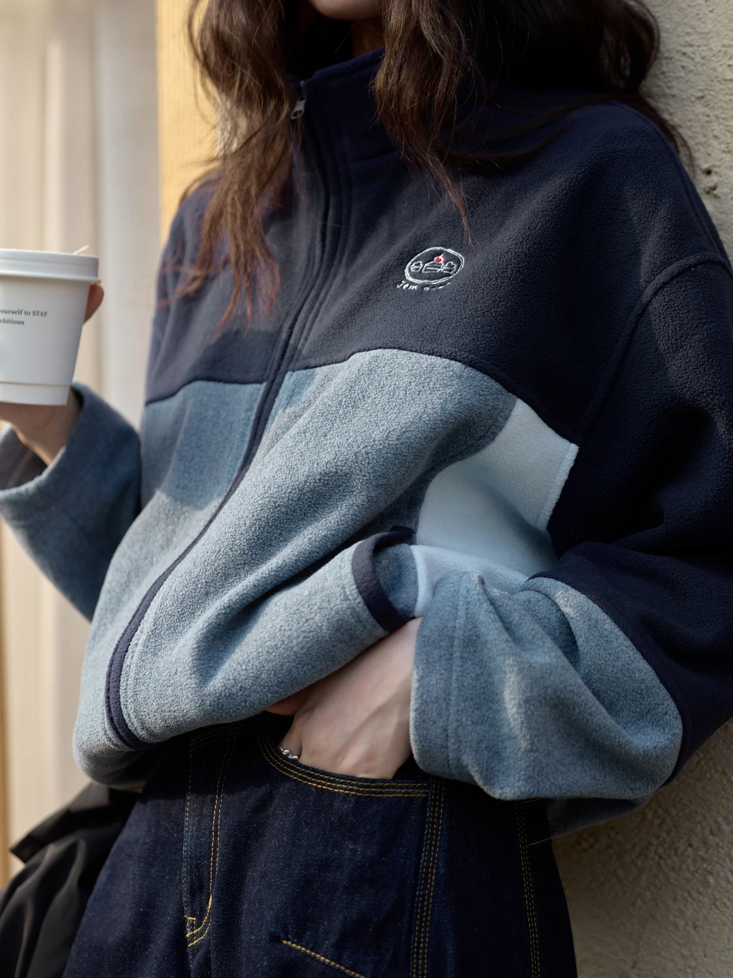 Warm Fce Sweatirt with Embroidered Stand Collar for Women College Sle Early Spring Outerwear Blue And White Patchwork
Warm Fce Sweatirt with Embroidered Stand Collar for Women College Sle Early Spring Outerwear Blue And White Patchwork