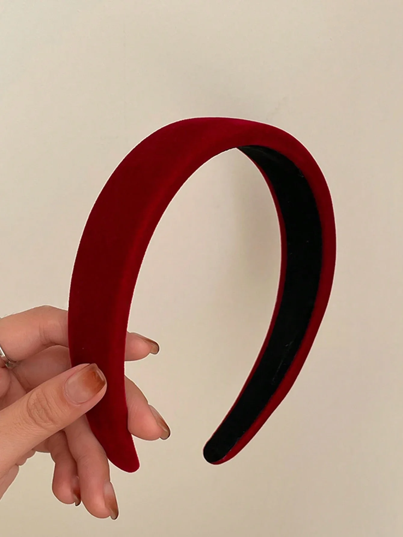 Elegant Velvet Headband For Women, Minimalist Hair Accessory, Daily Casual Party Use
Elegant Velvet Headband For Women, Minimalist Hair Accessory, Daily Casual Party Use