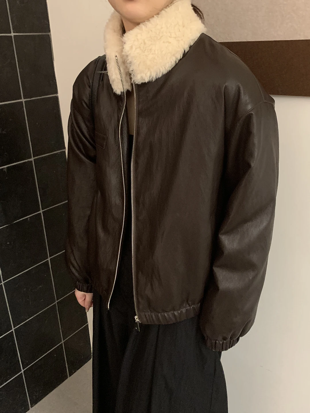 Ретро-куртка женская свободного кроя с меховым воротником, утепленная пухом, зимнее пальто из искусственной кожи с высокой талией, повседневное
Ретро-куртка женская свободного кроя с меховым воротником, утепленная пухом, зимнее пальто из искусственной кожи с высокой талией, повседневное