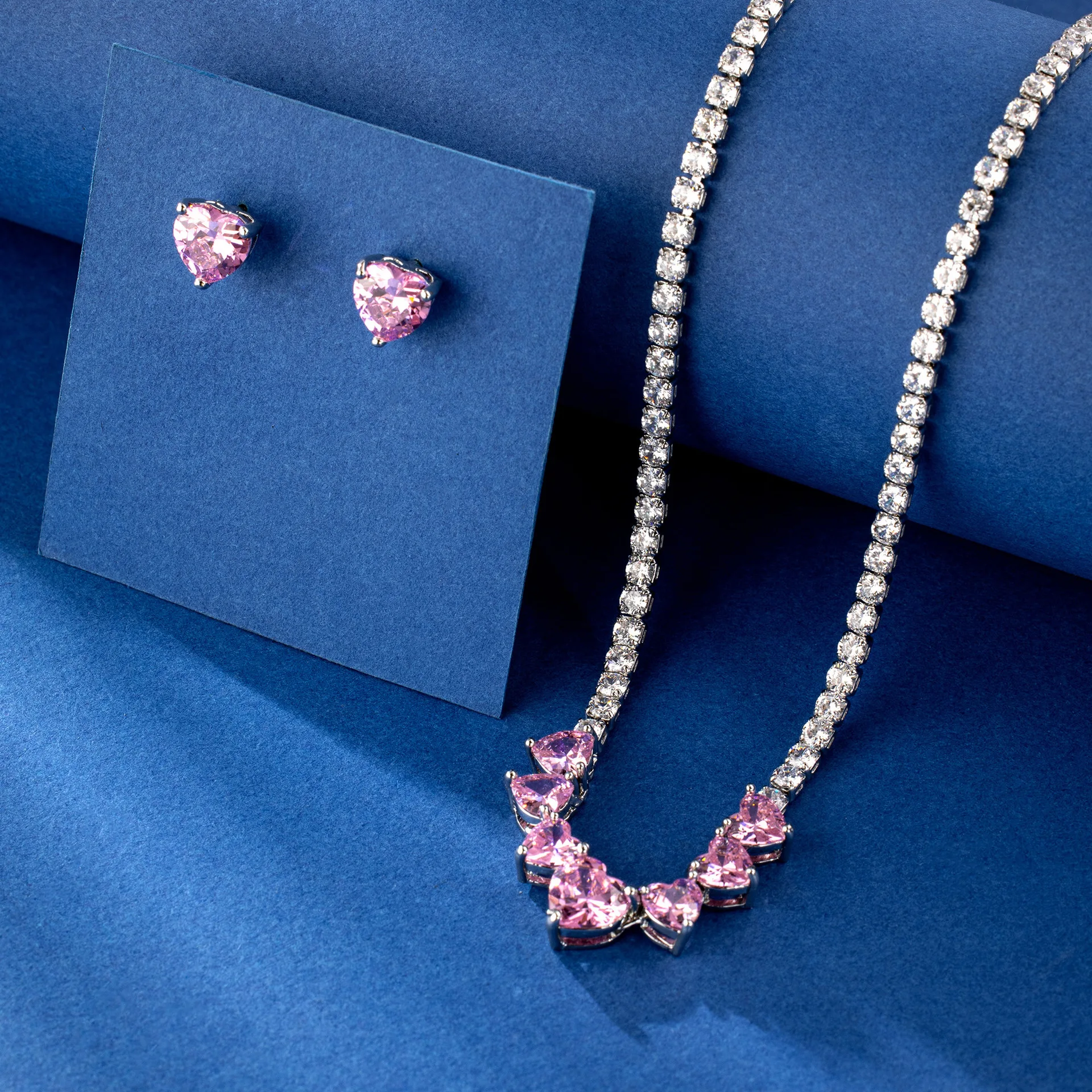 Red Heart Full Diamond Necklace & Earrings Set, Luxury Sparkling Jewelry Two-piece Set, High-end Party Banquet Dress Accessories
Red Heart Full Diamond Necklace & Earrings Set, Luxury Sparkling Jewelry Two-piece Set, High-end Party Banquet Dress Accessories