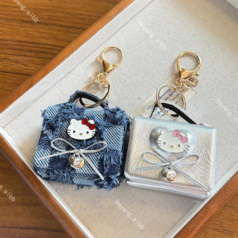 Sanrio Hello Kitty креативная сумка для хранения с бантом в форме сердца, брелок с золотой пряжкой для хранения, маленькие Bluetooth наушники, подарок для пары
Sanrio Hello Kitty креативная сумка для хранения с бантом в форме сердца, брелок с золотой пряжкой для хранения, маленькие Bluetooth наушники, подарок для пары