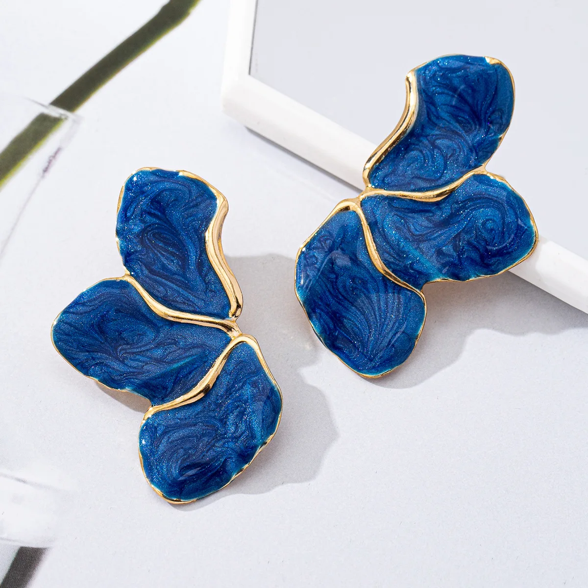 1 pair of elegant dopamine dripping maple leaf flower stud earrings for women to wear on the beach in summer
1 pair of elegant dopamine dripping maple leaf flower stud earrings for women to wear on the beach in summer