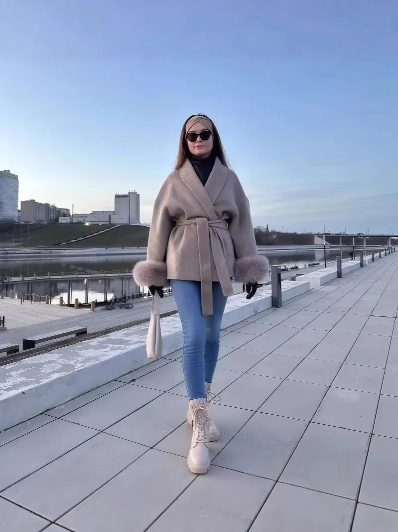 Теплое меховое лоскутное шерстяное пальто на шнуровке, женское уличное пальто с отложным воротником и длинными рукавами, новинка зимы 202, женская шикарная верхняя одежда 
Теплое меховое лоскутное шерстяное пальто на шнуровке, женское уличное пальто с отложным воротником и длинными рукавами, новинка зимы 202, женская шикарная верхняя одежда
