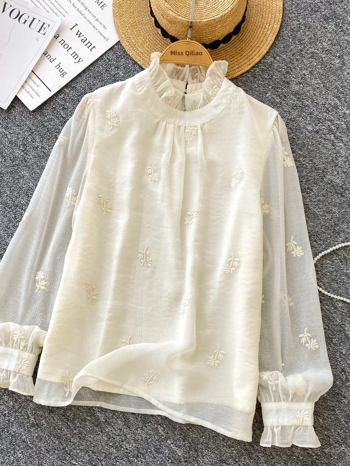 Модный универсальный женский топ из шифона с вышивкой, воротником-стойкой и деревянной подставкой, осень 2025
Модный универсальный женский топ из шифона с вышивкой, воротником-стойкой и деревянной подставкой, осень 2025