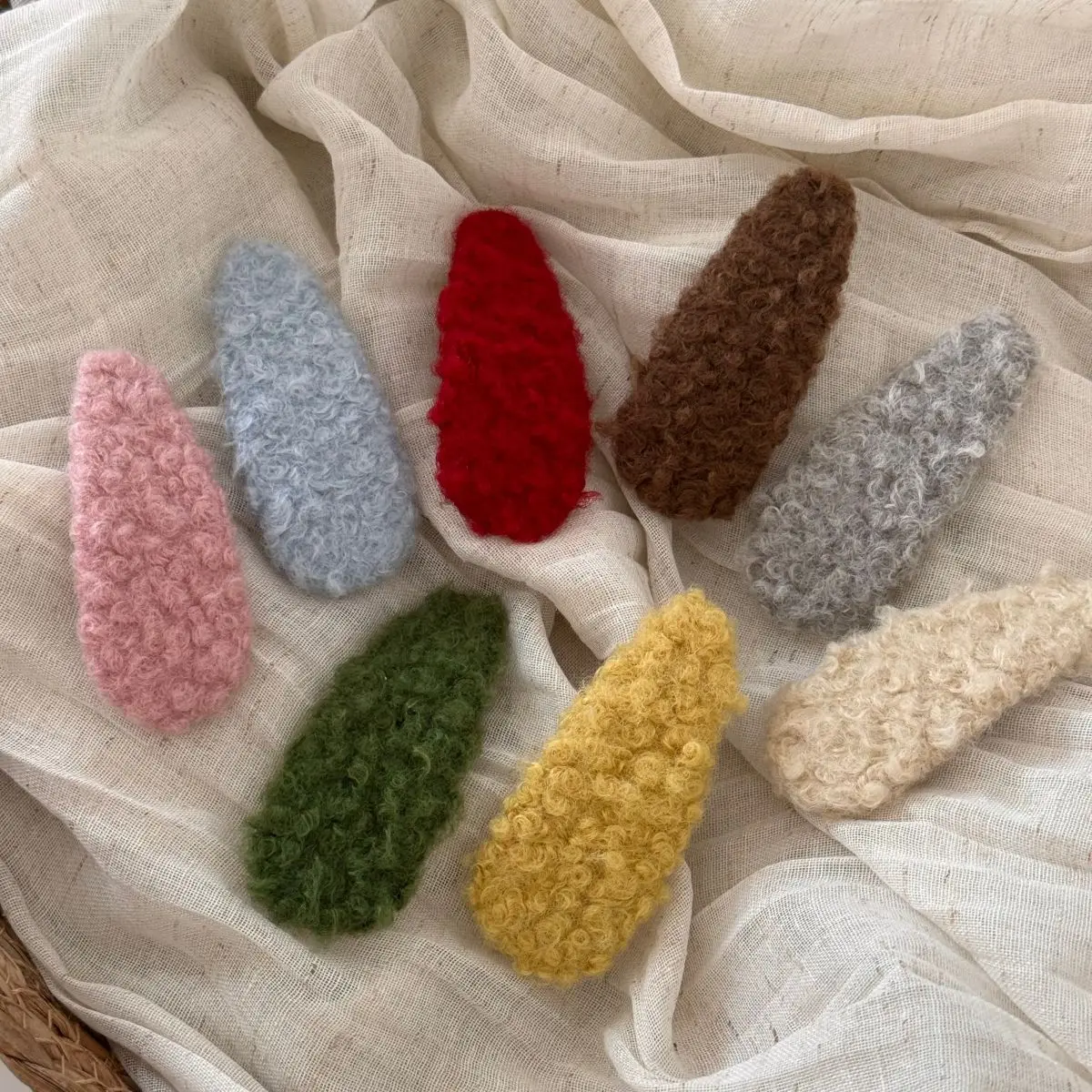 Plush colored lamb fur BB clip Korean girl cute autumn and winter bangs clip fashionable versatile hair accessories
Plush colored lamb fur BB clip Korean girl cute autumn and winter bangs clip fashionable versatile hair accessories