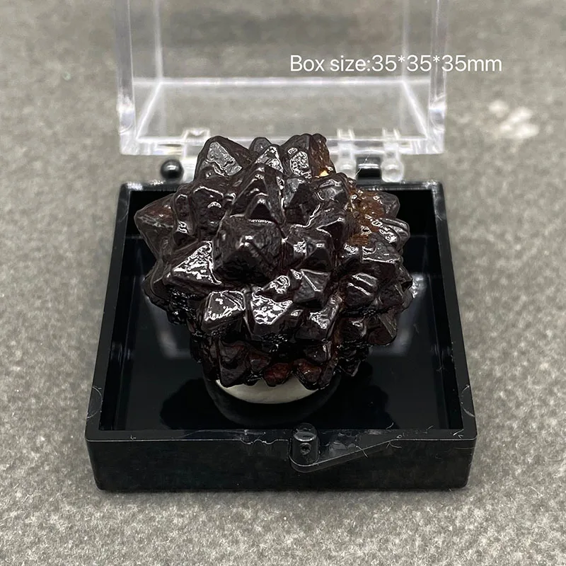 100% natural Bronze flower-shaped crystals egyptian prophetic stone mineral specimens Cultural +Box size :35*35*35mm
100% natural Bronze flower-shaped crystals egyptian prophetic stone mineral specimens Cultural +Box size :35*35*35mm