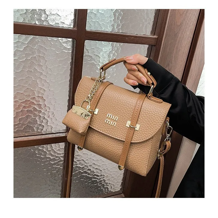 2025 New Vintage Women's Handbag, Retro Chic Top Handle Purse, Fashionable Shoulder Crossbody Bag for Daily Use & Dating
2025 New Vintage Women's Handbag, Retro Chic Top Handle Purse, Fashionable Shoulder Crossbody Bag for Daily Use & Dating