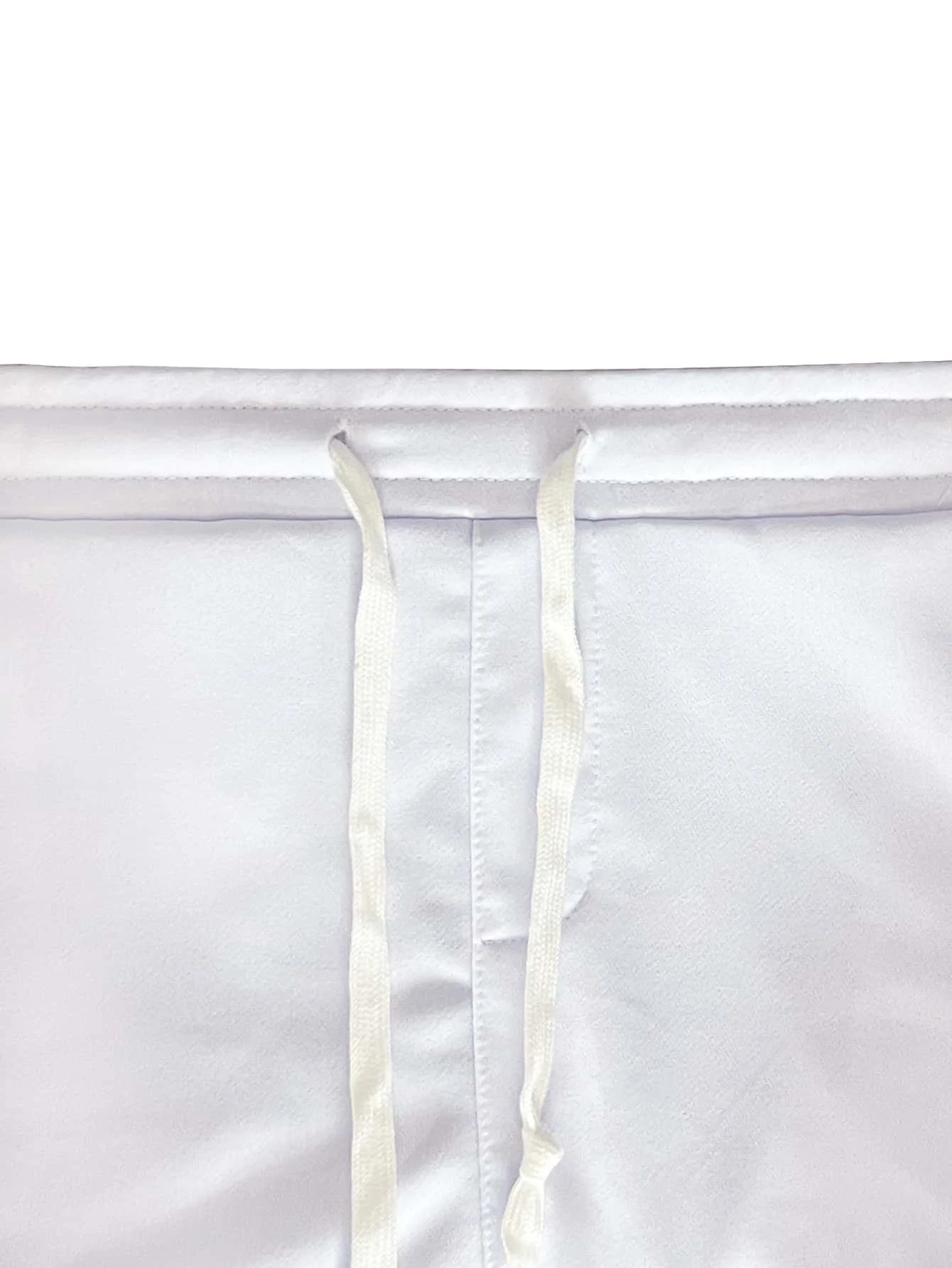 Men’s Light Gray Shorts With Adjustable Drawstring Waist And Subtle Side Patch Embellishment
Men’s Light Gray Shorts With Adjustable Drawstring Waist And Subtle Side Patch Embellishment