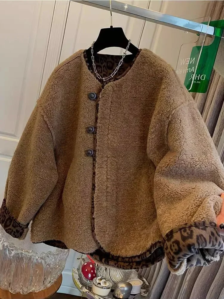 Retro Coffee Color Splicing Leopard Print Lamb Fur Jaet Women's Autumn Winter Unique Super Beautiful Loose Fur Top
Retro Coffee Color Splicing Leopard Print Lamb Fur Jaet Women's Autumn Winter Unique Super Beautiful Loose Fur Top