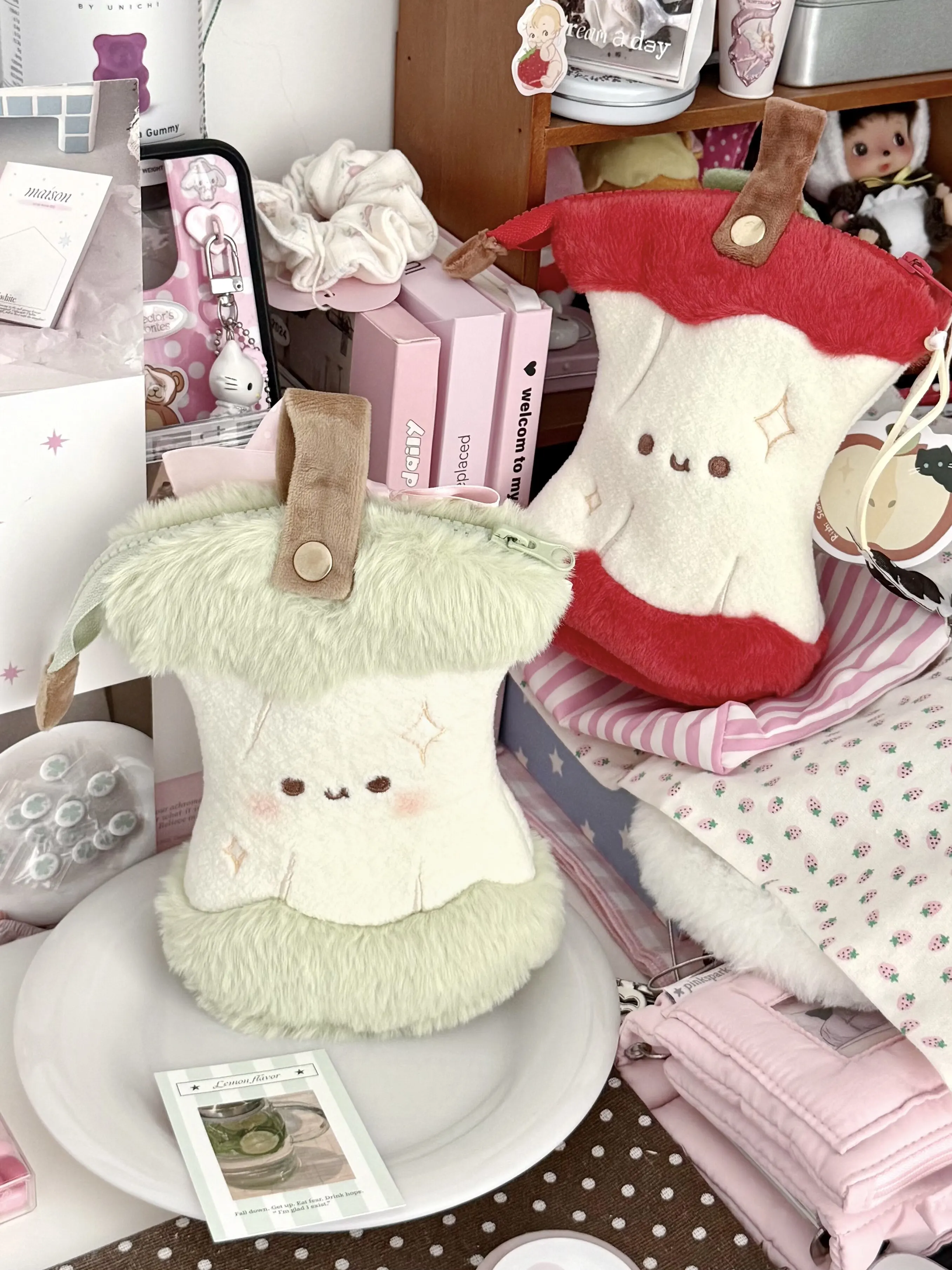 Japanese Red Apple Core Plush Pencil Case Super Fire Cute Pencil Case High Value Niche Student Stationery Bag
Japanese Red Apple Core Plush Pencil Case Super Fire Cute Pencil Case High Value Niche Student Stationery Bag