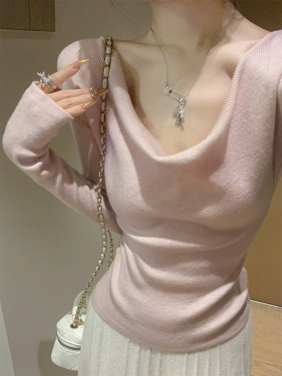 Unique Pink Knitted Base Shirt Women's V-Neck Soft Cozy Inner Wear Commute Style Korean Version Slim Fit Long Sleeve Top
Unique Pink Knitted Base Shirt Women's V-Neck Soft Cozy Inner Wear Commute Style Korean Version Slim Fit Long Sleeve Top