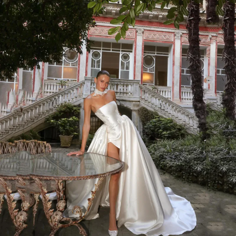 Romantic Satin Ivory Long Ball Gowns Sexy Strapless Pleat Appliques Wedding Dress Sleeveless Side Slit Backless Gowns Customized
Romantic Satin Ivory Long Ball Gowns Sexy Strapless Pleat Appliques Wedding Dress Sleeveless Side Slit Backless Gowns Customized