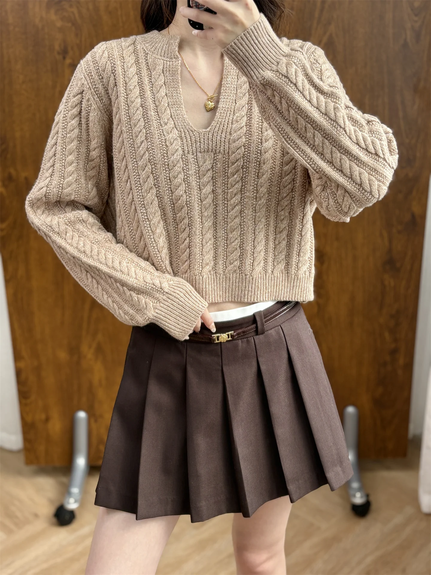 Модный женский вязаный свитер, повседневный, с v-образным вырезом, из смесовой шерсти, длинная длина Sve ort, модный твист-дизайн, удобный крой
Модный женский вязаный свитер, повседневный, с v-образным вырезом, из смесовой шерсти, длинная длина Sve ort, модный твист-дизайн, удобный крой