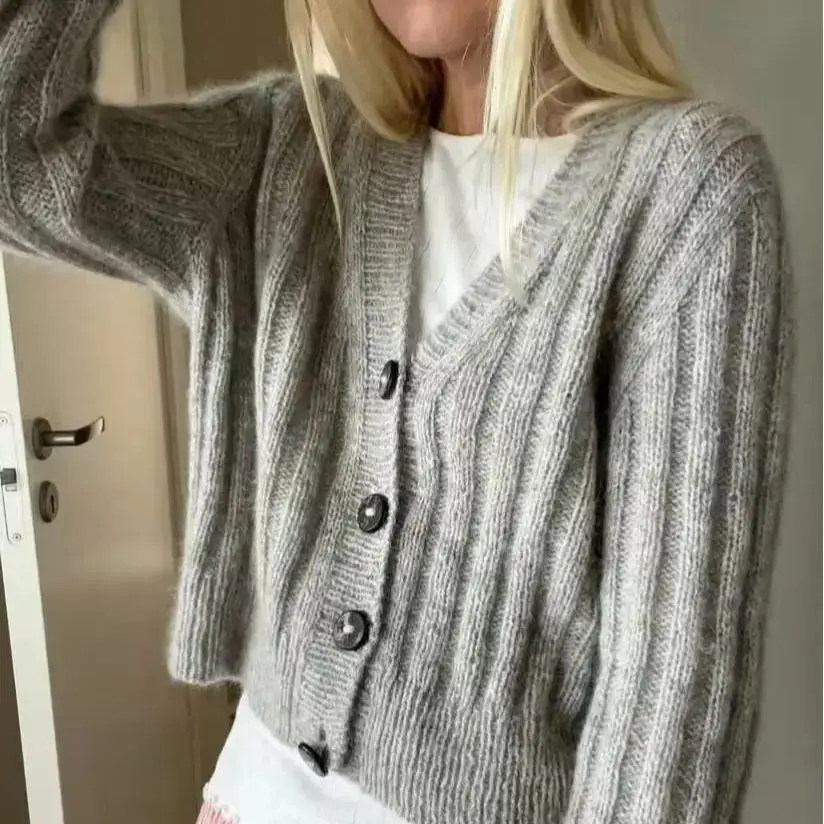 Button long sleeved V-neck cardigan hand woven loose comfortable soft mohair wool sweater for women spring autumn new style
Button long sleeved V-neck cardigan hand woven loose comfortable soft mohair wool sweater for women spring autumn new style