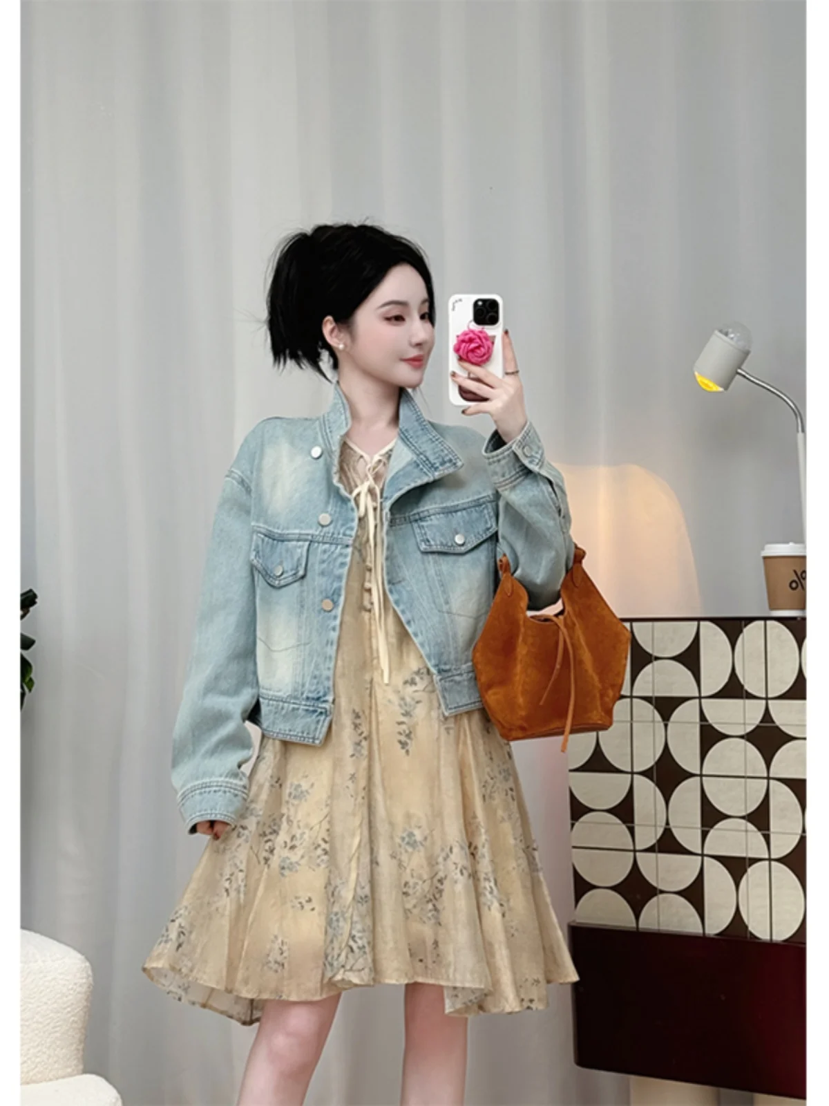 Женская куртка NANASTORE в стиле ретро из денима, приталенная, с воротником-стойкой, на одной пуговице, из смесового хлопка, для повседневной носки
Женская куртка NANASTORE в стиле ретро из денима, приталенная, с воротником-стойкой, на одной пуговице, из смесового хлопка, для повседневной носки