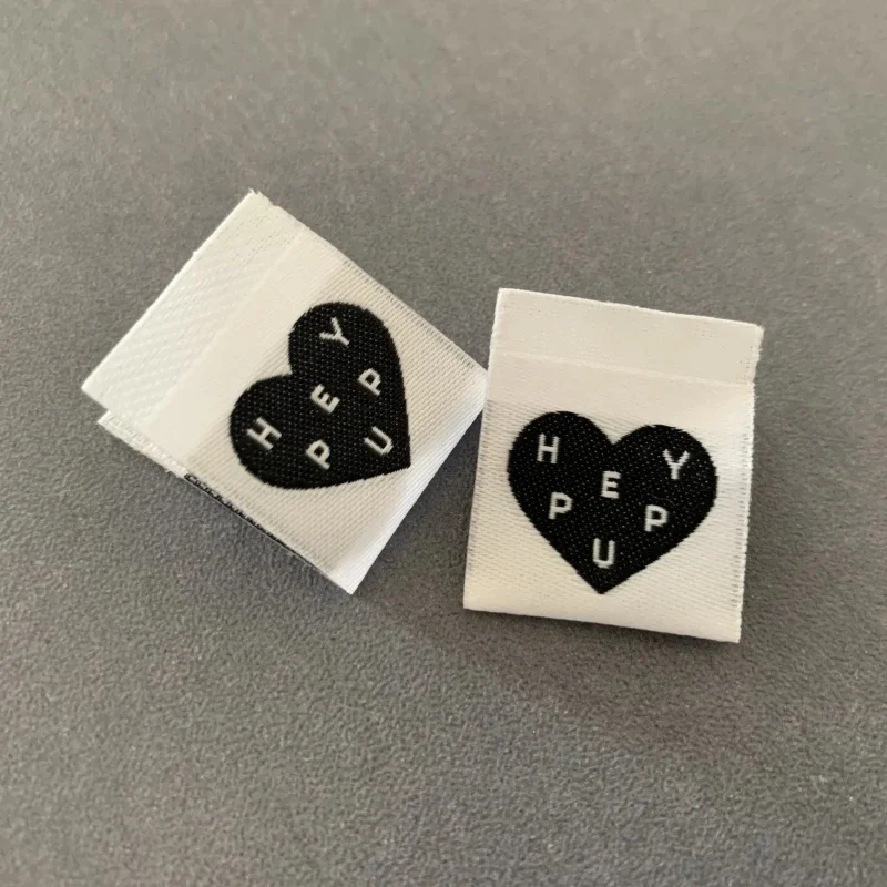 Индивидуальные тканые этикетки высокой плотности 1,2*5,5 см 50D, этикетки для одежды 
Индивидуальные тканые этикетки высокой плотности 1,2*5,5 см 50D, этикетки для одежды