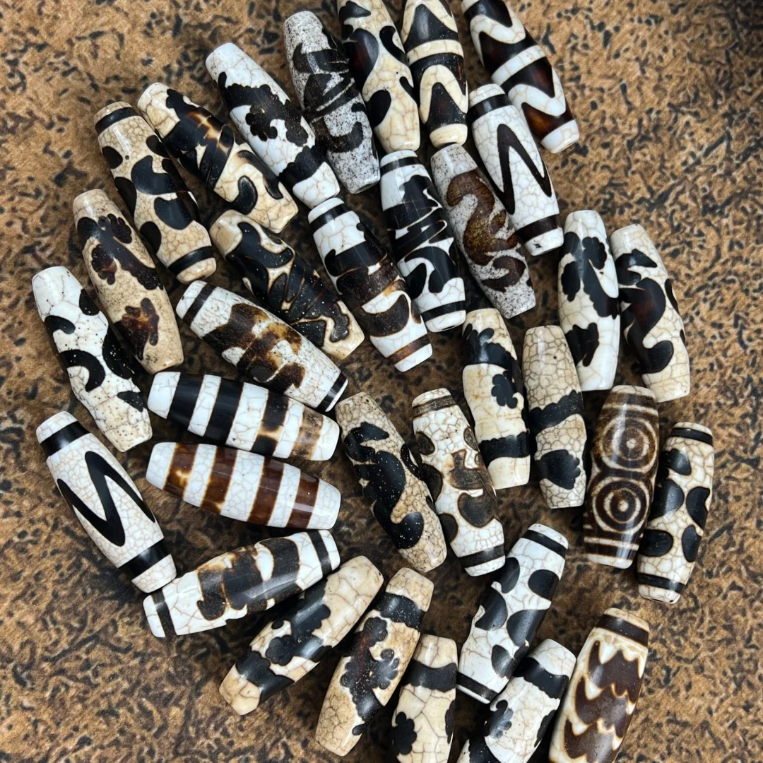The most primitive and ancient variety Fire offering dragon pattern Dragon patterned animal bat Tibetan agate Dzi bead
The most primitive and ancient variety Fire offering dragon pattern Dragon patterned animal bat Tibetan agate Dzi bead