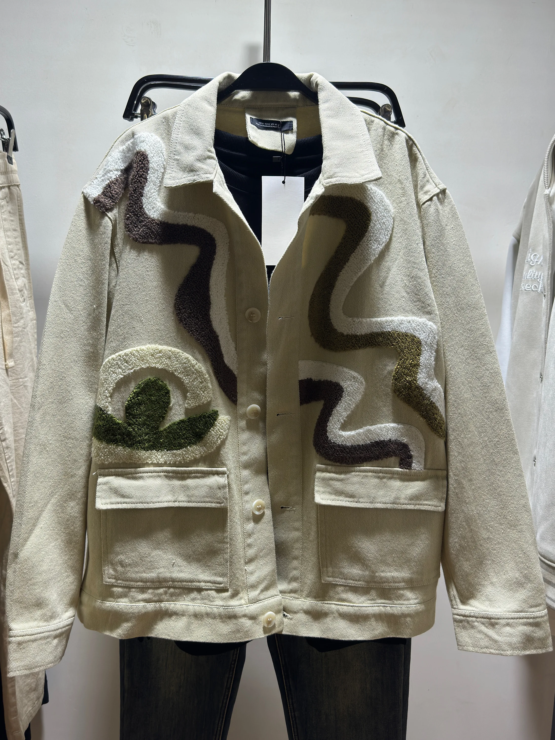 Мужская рабочая куртка с отложным воротником, декорированная нашивками, повседневная, свободного кроя, с длинными рукавами, хлопковая, осенняя
Мужская рабочая куртка с отложным воротником, декорированная нашивками, повседневная, свободного кроя, с длинными рукавами, хлопковая, осенняя