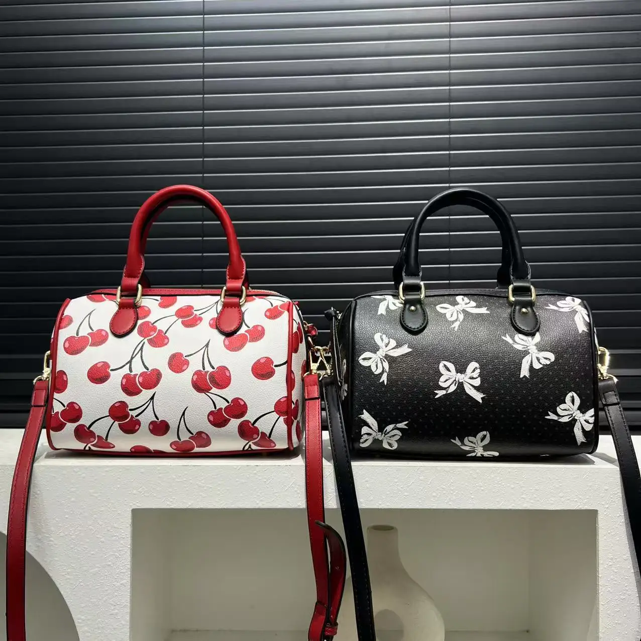 Ladies' fashionable sweet girl cherry print handbag, simple vegan leather, cute diagonal cross bag
Ladies' fashionable sweet girl cherry print handbag, simple vegan leather, cute diagonal cross bag