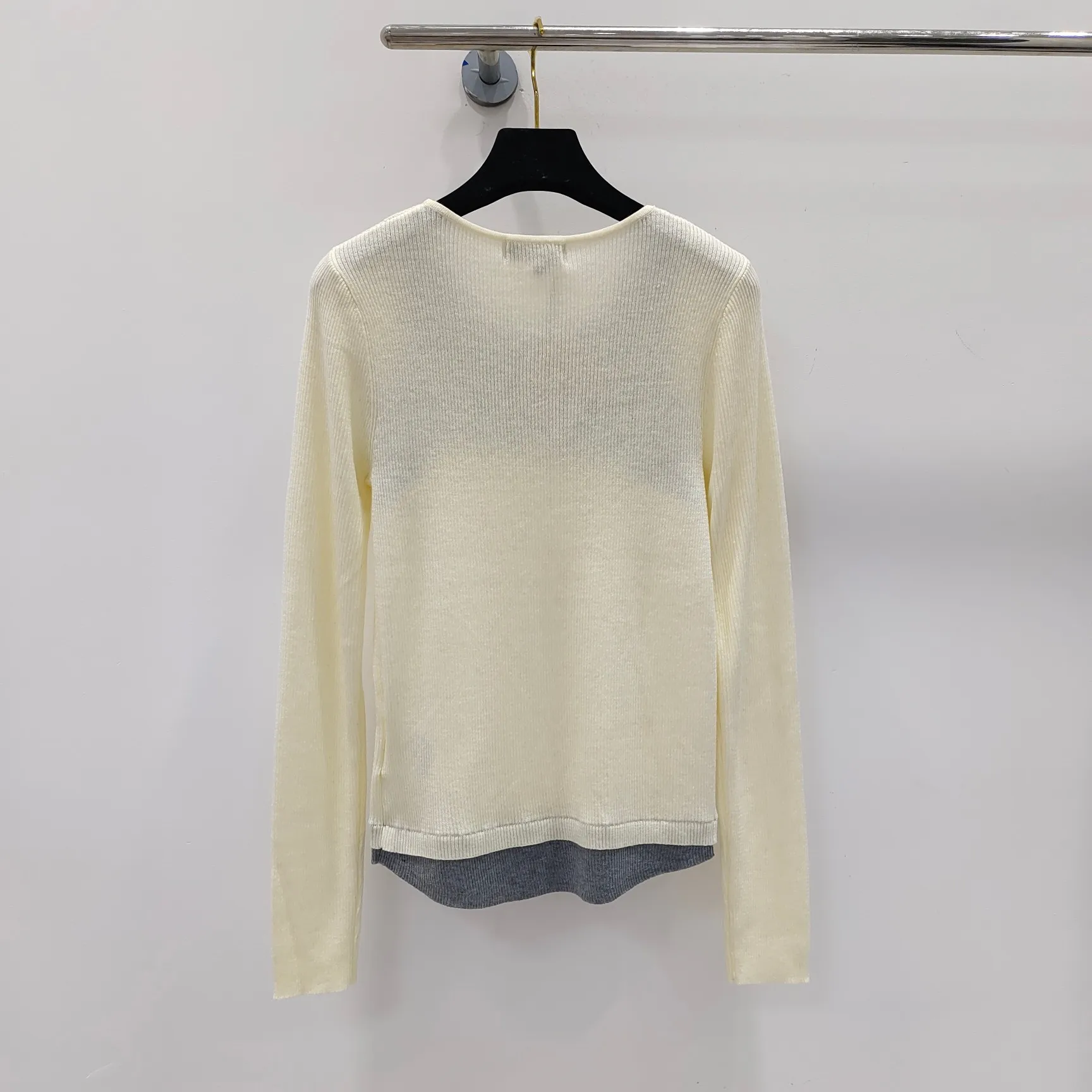 High quality new color blocked round neck fake two-piece slim fit long sleeved T-shirt
High quality new color blocked round neck fake two-piece slim fit long sleeved T-shirt