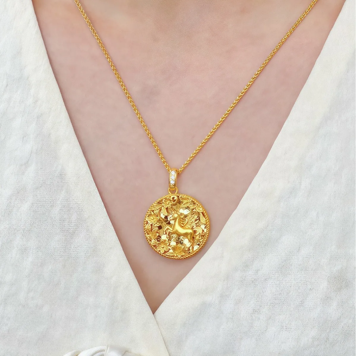 Luxury 24K 9999 Pure Gold real gold Women's three-dimensional unicorn wreath pendant Pegasus pendant necklace
Luxury 24K 9999 Pure Gold real gold Women's three-dimensional unicorn wreath pendant Pegasus pendant necklace
