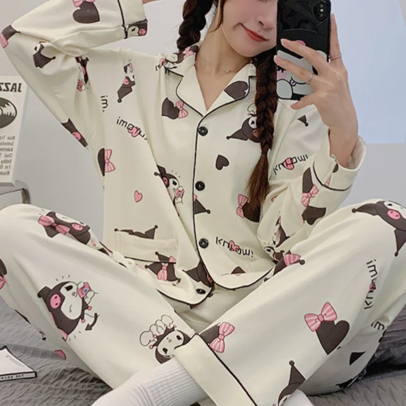 Новый осенний повседневный костюм Sanrio Kulomi с отложным воротником, мультяшная Пижама, Женская милая Студенческая одежда с длинным рукавом
Новый осенний повседневный костюм Sanrio Kulomi с отложным воротником, мультяшная Пижама, Женская милая Студенческая одежда с длинным рукавом