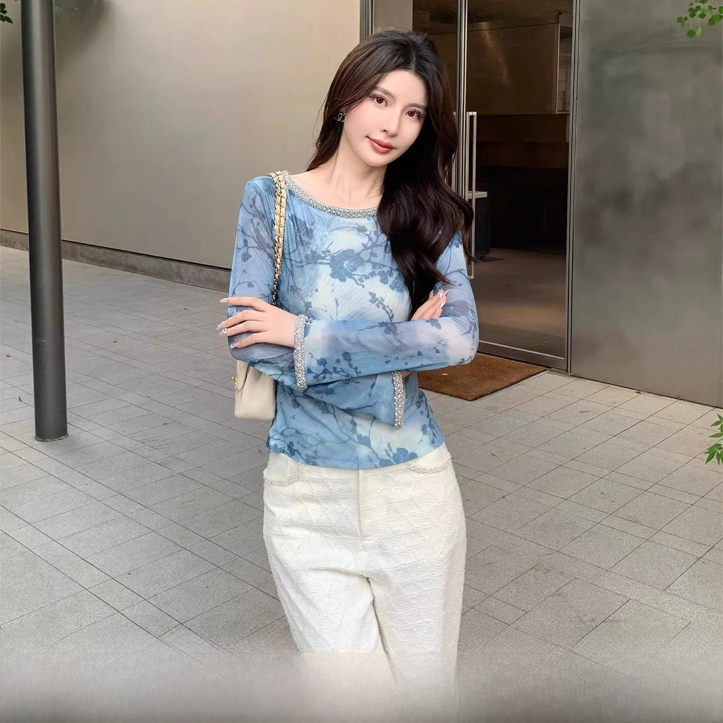 Синяя женская футболка с длинным рукавом, приталенная, с круглым вырезом, из полиэстера, новинка весенней коллекции, повседневная, облегающая, для ношения под одеждой
Синяя женская футболка с длинным рукавом, приталенная, с круглым вырезом, из полиэстера, новинка весенней коллекции, повседневная, облегающая, для ношения под одеждой