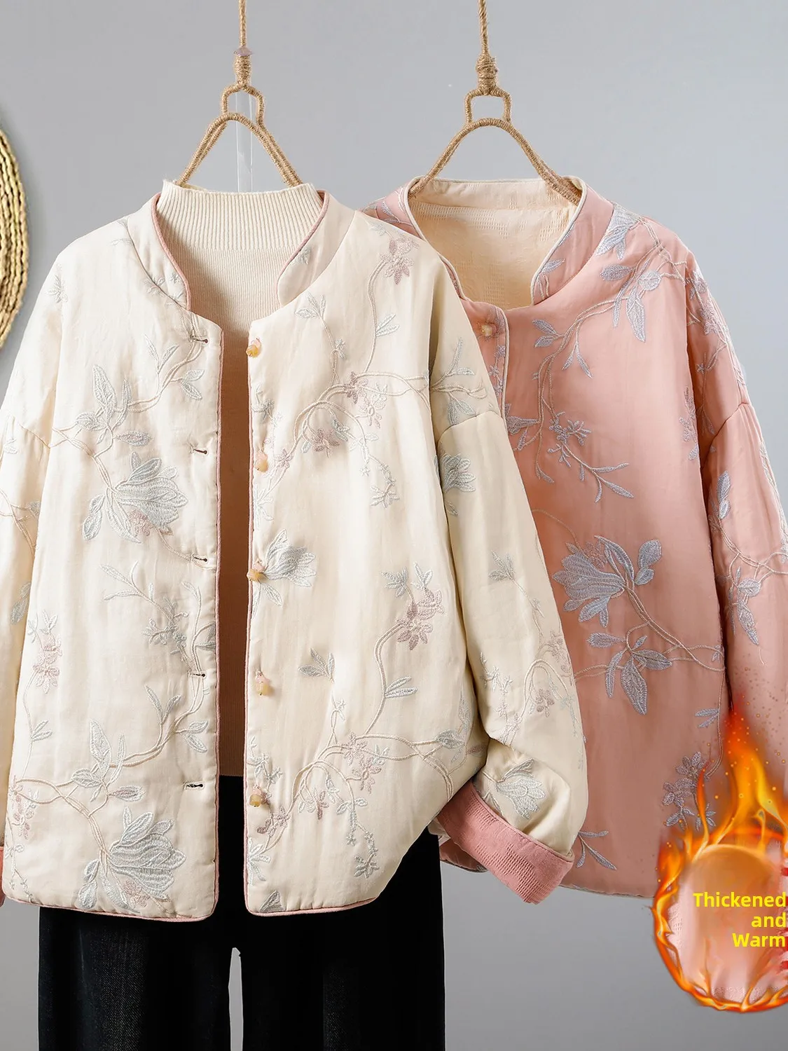 Новый китайский хлопковый топ с двусторонней вышивкой, теплый длинный топ с воротником-стойкой све, жемчужный топ на пуговицах, женская мода
Новый китайский хлопковый топ с двусторонней вышивкой, теплый длинный топ с воротником-стойкой све, жемчужный топ на пуговицах, женская мода