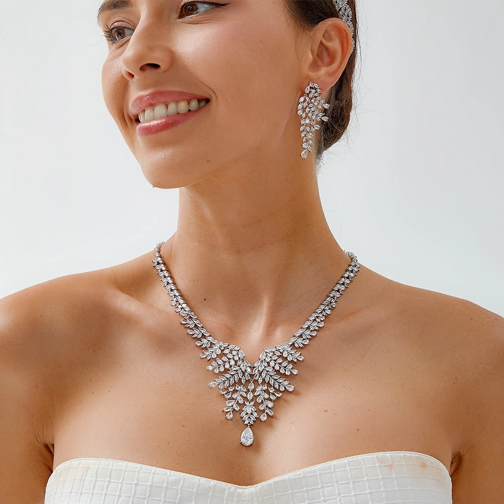 Fashion Wedding Leaf Necklace Earrings For Women Accessories Full Cubic Zirconia Bridal Jewelry Sets Pendientes Mujer Moda X0473
Fashion Wedding Leaf Necklace Earrings For Women Accessories Full Cubic Zirconia Bridal Jewelry Sets Pendientes Mujer Moda X0473