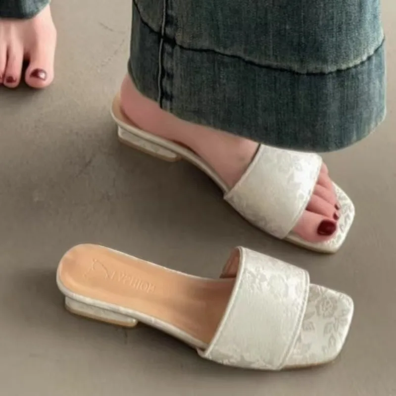 Женские летние тапочки с сандалиями на плоской подошве с цветочным декором, женские повседневные шлепанцы, домашняя и уличная обувь в стиле ретро
Женские летние тапочки с сандалиями на плоской подошве с цветочным декором, женские повседневные шлепанцы, домашняя и уличная обувь в стиле ретро