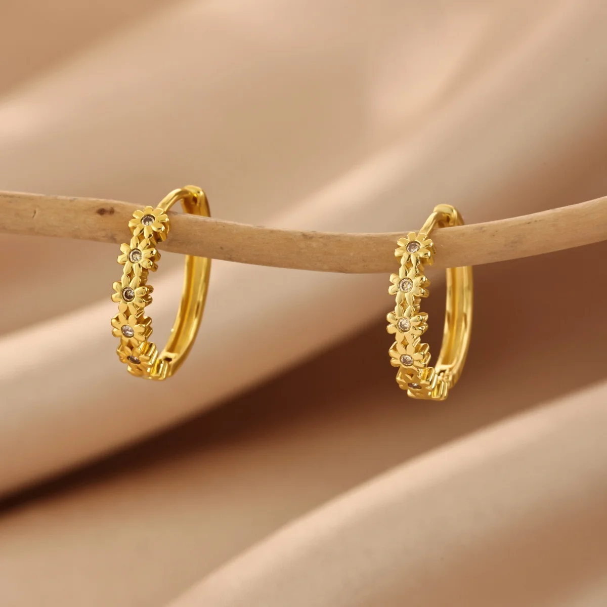 Vintage Flower Pattern Women's Hoop Earrings Gold Color Square Zirconia Jewelry Earring Parties Gift
Vintage Flower Pattern Women's Hoop Earrings Gold Color Square Zirconia Jewelry Earring Parties Gift