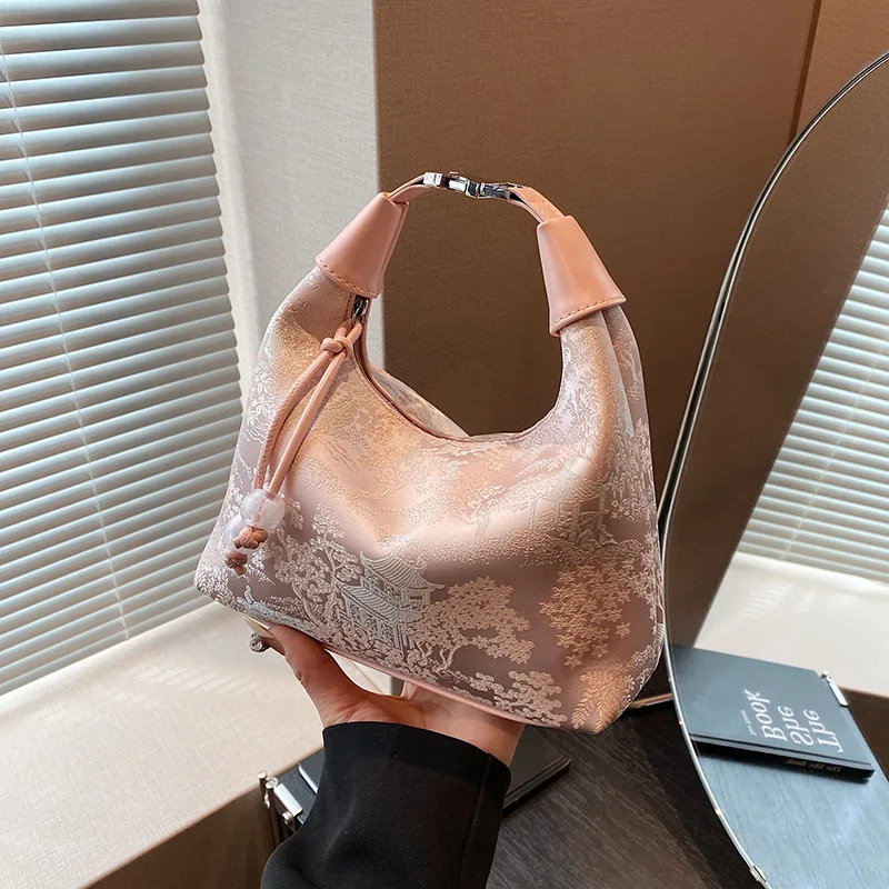 New Design Embroidery Chinese Style Small Crossbody Bags for Women Luxury Designer Silk Handbags and Purses Shoulder Bag New
New Design Embroidery Chinese Style Small Crossbody Bags for Women Luxury Designer Silk Handbags and Purses Shoulder Bag New