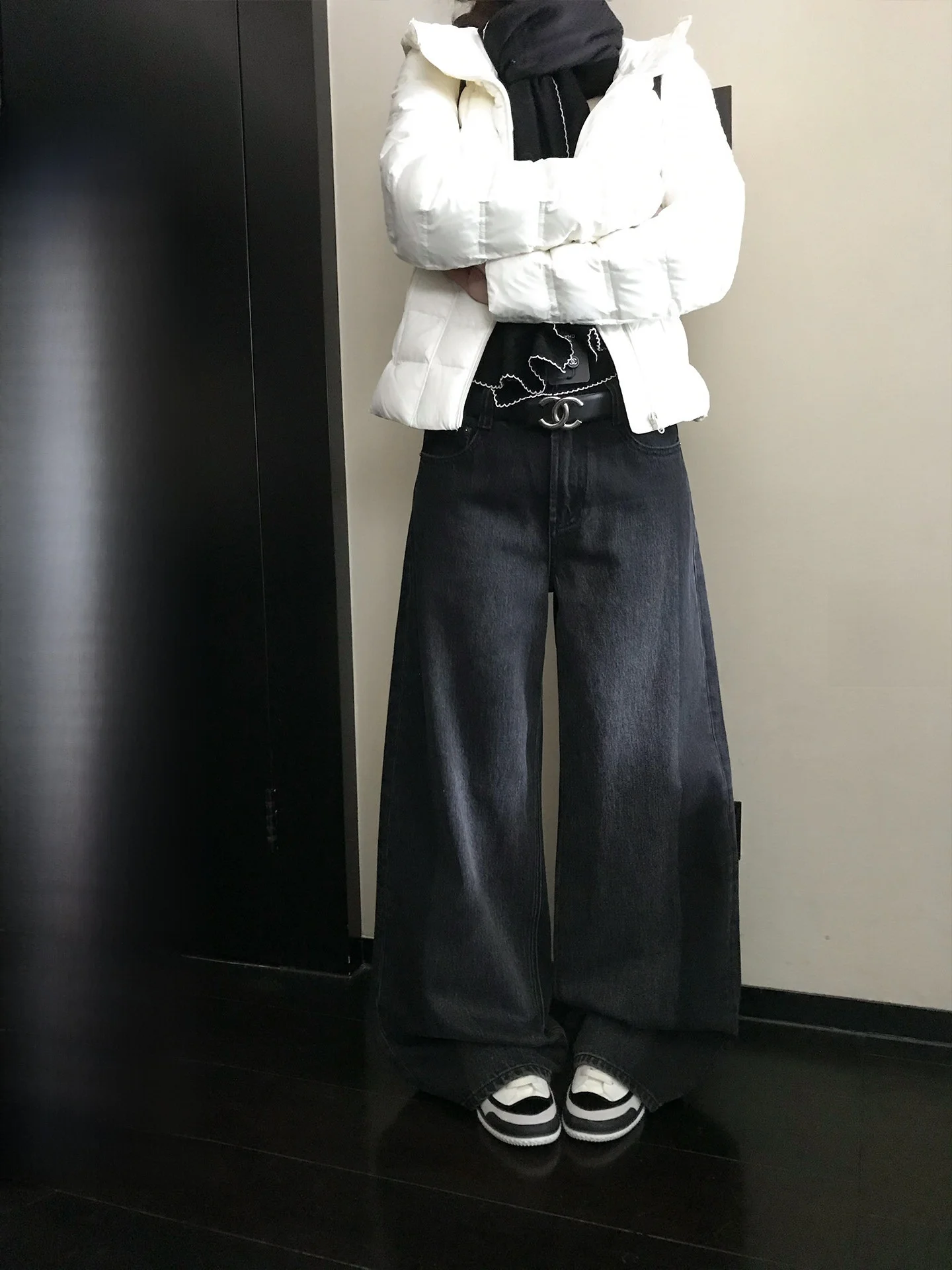 Vintage Black Wide Leg Jeans Straight Cut Wearable Distressed Denim Pants Loose Fit Ladies Cotton Trousers for Winter
Vintage Black Wide Leg Jeans Straight Cut Wearable Distressed Denim Pants Loose Fit Ladies Cotton Trousers for Winter