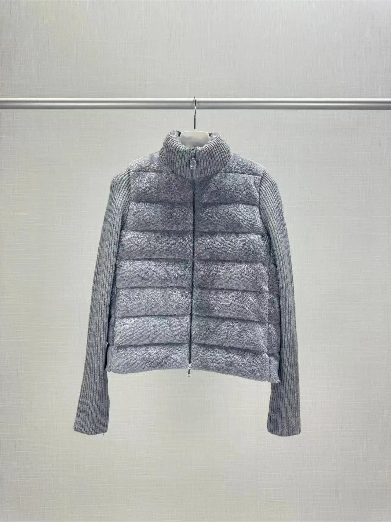 Winter M Home 2025 Knitted Splicing Down Jacket Women's Stand-up Neck Cardigan Sweater Fashionable Teddy Velvet Zipper Jacket
Winter M Home 2025 Knitted Splicing Down Jacket Women's Stand-up Neck Cardigan Sweater Fashionable Teddy Velvet Zipper Jacket