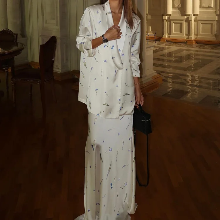 Loose Print Women's Two Pieces Set Elegant Long Sleeve Blazer with High Waist Maxi Skirt Set Female Streetwear Skirt Suits
Loose Print Women's Two Pieces Set Elegant Long Sleeve Blazer with High Waist Maxi Skirt Set Female Streetwear Skirt Suits
