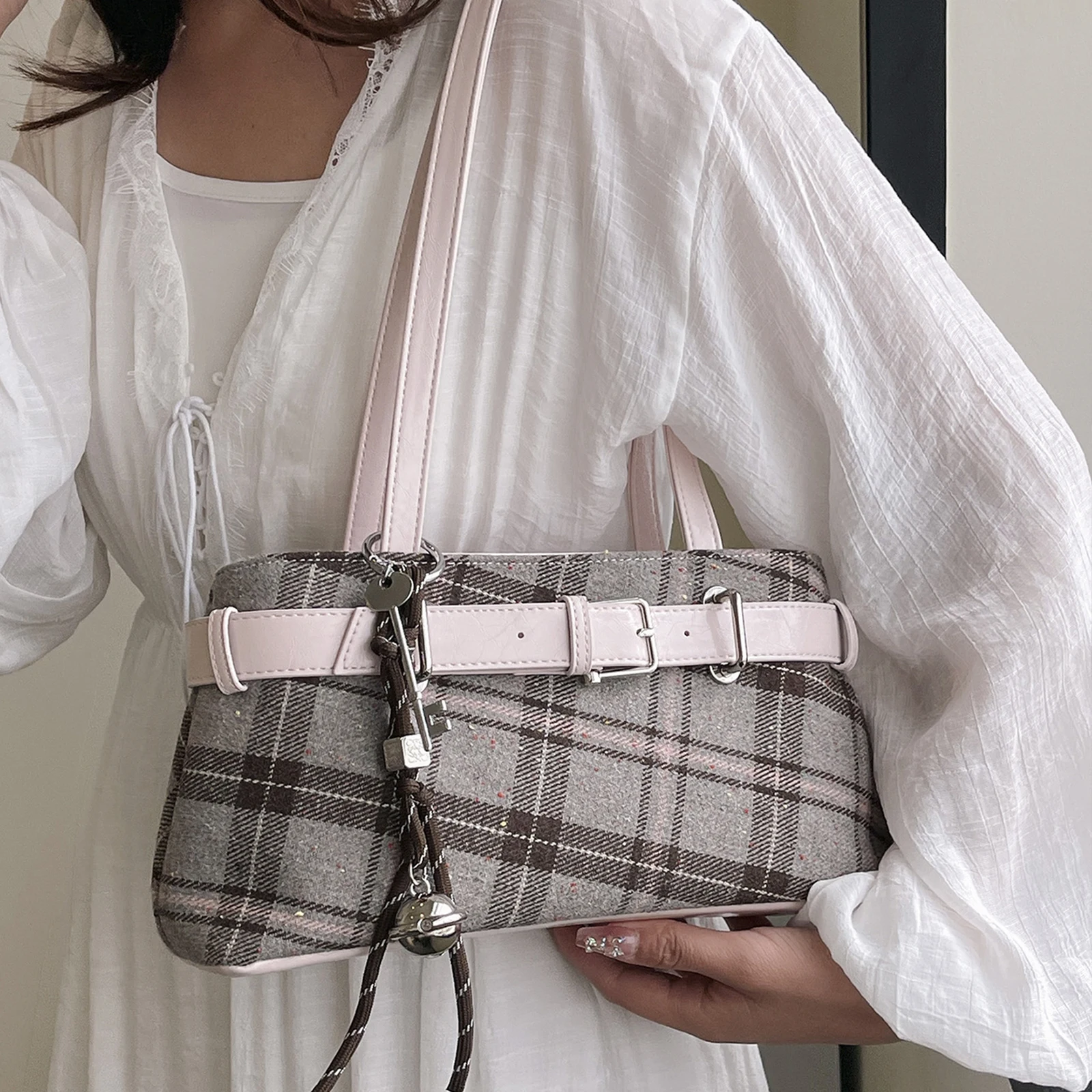 Retro Plaid Women's Shoulder Bag Y2K New Fashionable Textured Tote Bag Versatile for Work and Commuting Handbags for Women
Retro Plaid Women's Shoulder Bag Y2K New Fashionable Textured Tote Bag Versatile for Work and Commuting Handbags for Women
