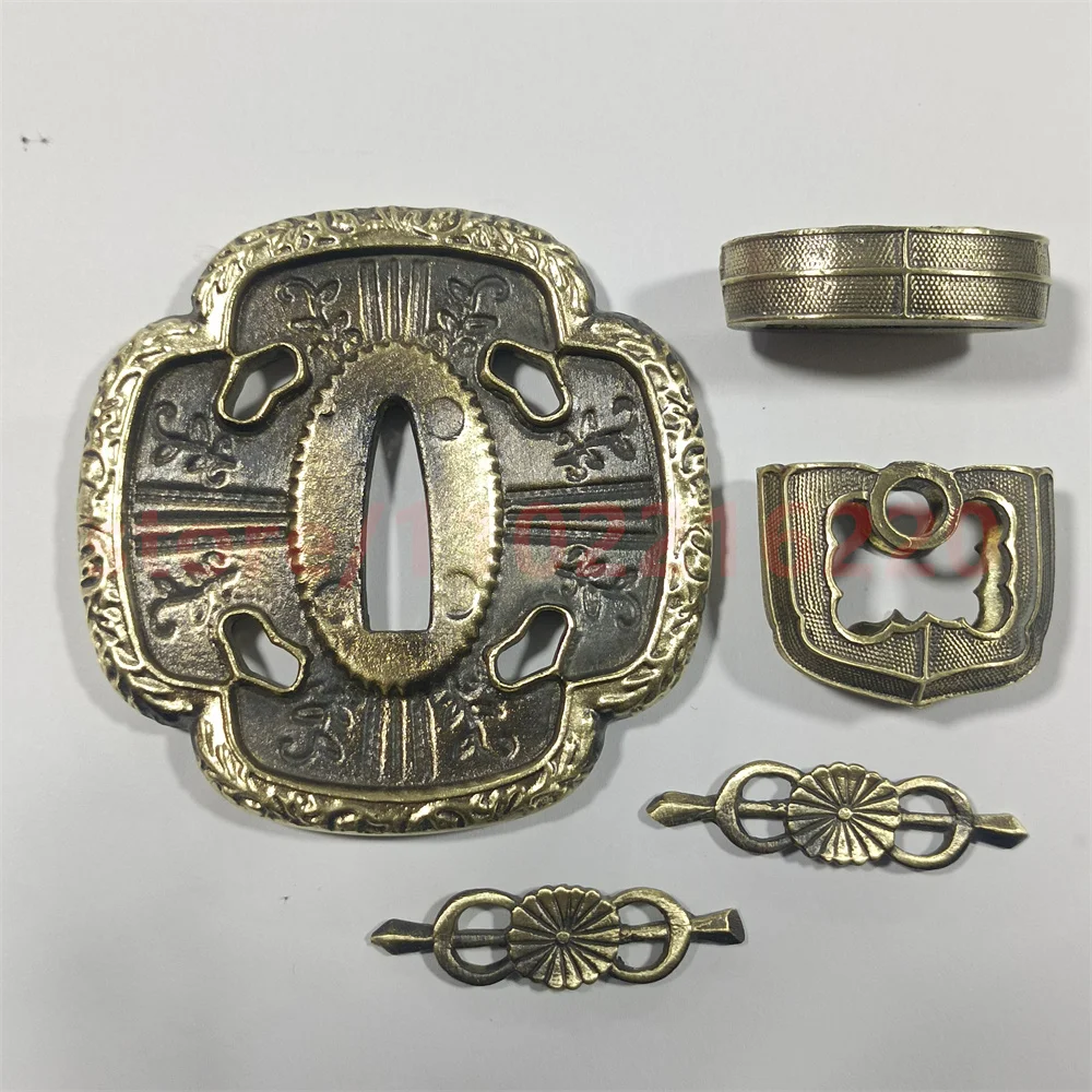 Изысканная латунная защита для рук Tsuba, медь Fuchi Kashira Menuki для настоящего японского языка Tachi Samurai Katana, фитинги для меча
Изысканная латунная защита для рук Tsuba, медь Fuchi Kashira Menuki для настоящего японского языка Tachi Samurai Katana, фитинги для меча